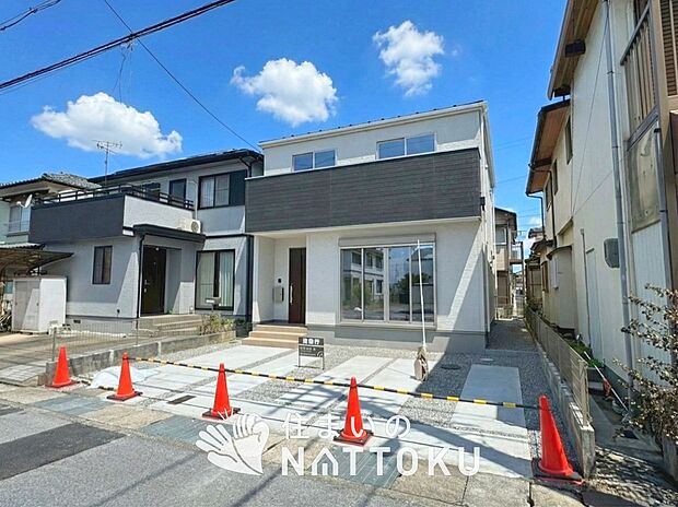 【現地写真（前道含む外観）】健康被害に配慮したもっとも安全性の高い建材を採用し、シックハウス対策をしております。