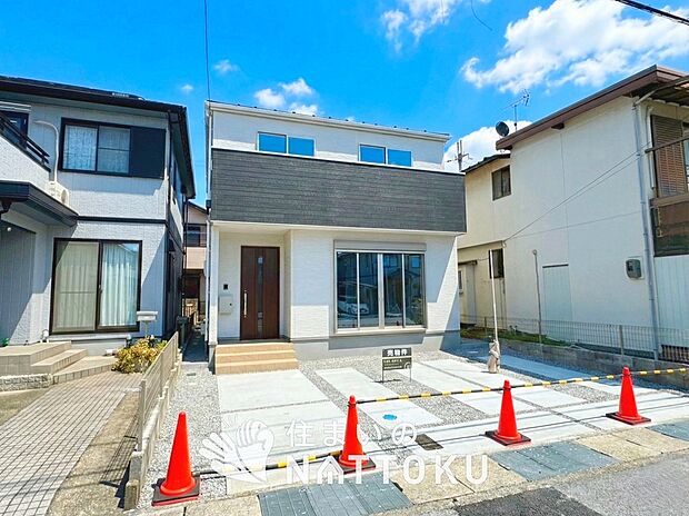 【現地写真（前道含む外観）】断熱性、気密性を高める工夫で一年中ずっと心地よく暮らせる、高気密・高断熱です。