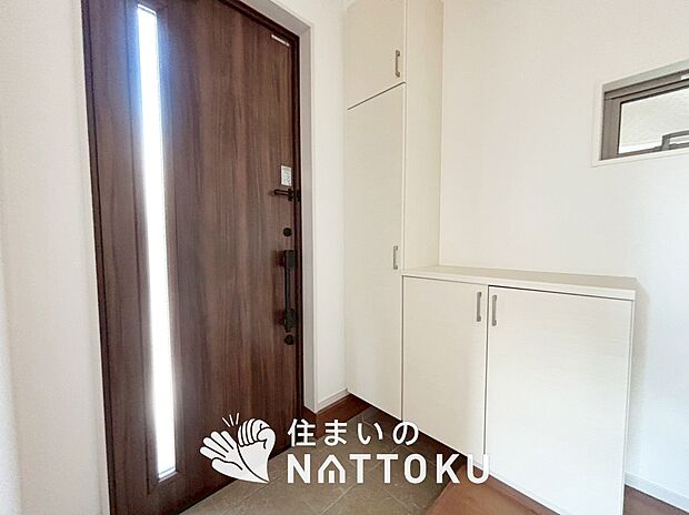 【現地写真（玄関）】玄関には、大型のシューズ収納を設置しています。