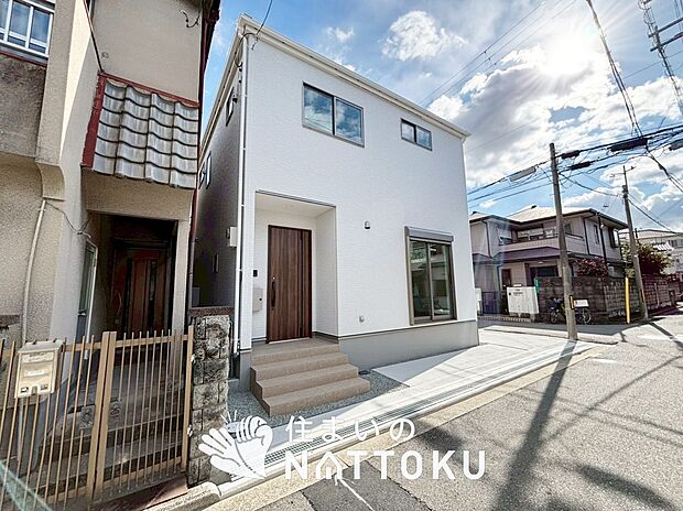 【現地写真（前道含む外観）】お引渡し後も無償の定期点検を行っており、暮らしの安心をお届けしています。