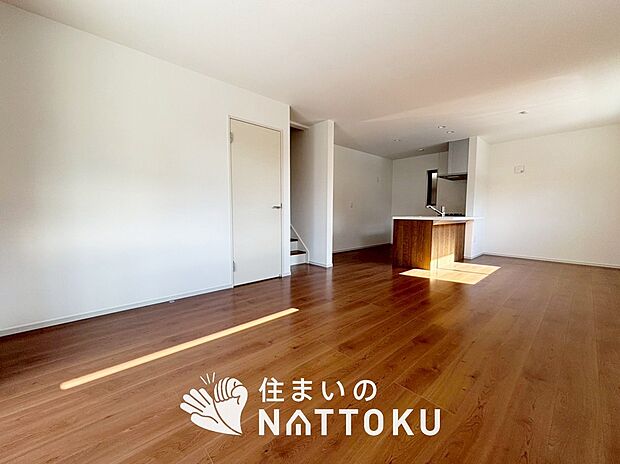 【現地写真（リビング）】フローリング材には、木目、色調など木材特有の風合いがあり、ナチュラルな美しさになっています。