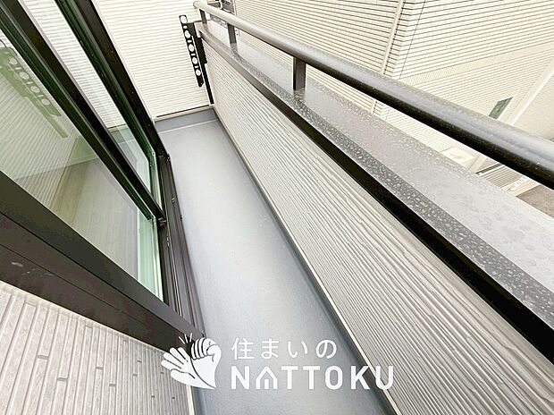 【バルコニー】奥行きが広く、洗濯物をゆったりと干せる十分な広さで、家族の洗濯も捗ります。