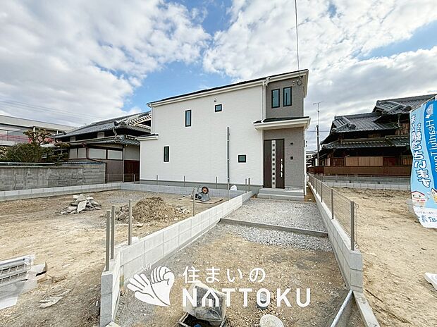 【現地写真（外観）【I号地】】軽くて火災に強い屋根材を採用し、地震時の建物への負担や揺れを軽減しています。