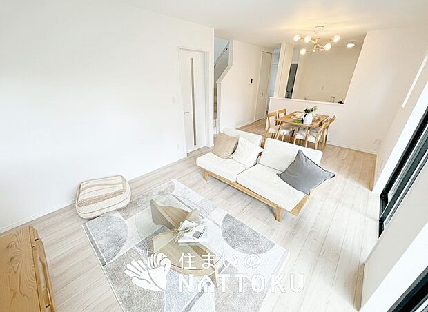 【現地写真（リビング）】フローリング材には、木目、色調など木材特有の風合いがあり、ナチュラルな美しさになっています。