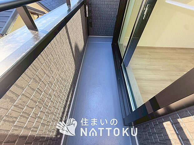 【バルコニー】奥行きが広く、洗濯物をゆったりと干せる十分な広さで、家族の洗濯も捗ります。