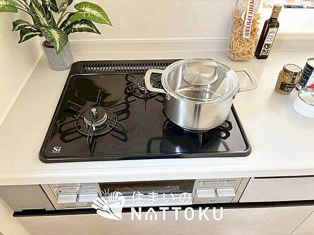【ビルトインコンロ】フラットな構造で清掃性が高く、過熱防止センサー付３口タイプで日頃の家事も快適です。