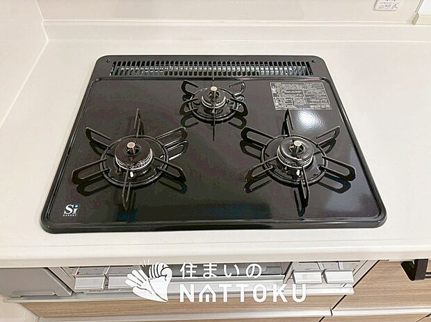 【ビルトインコンロ】フラットな構造で清掃性が高く、過熱防止センサー付３口タイプで日頃の家事も快適です。