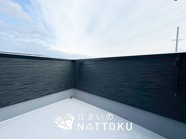 【バルコニー】奥行きが広く、洗濯物をゆったりと干せる十分な広さで、家族の洗濯も捗ります。