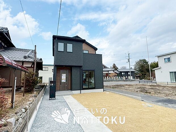 【現地写真（前道含む外観）】健康被害に配慮したもっとも安全性の高い建材を採用し、シックハウス対策をしております。