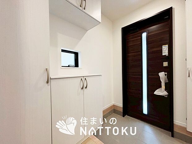 【現地写真（玄関）】玄関には、大型のシューズ収納を設置しています。