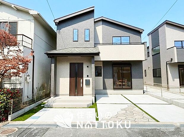 【現地写真（外観）【B号地】】軽くて火災に強い屋根材を採用し、地震時の建物への負担や揺れを軽減しています。