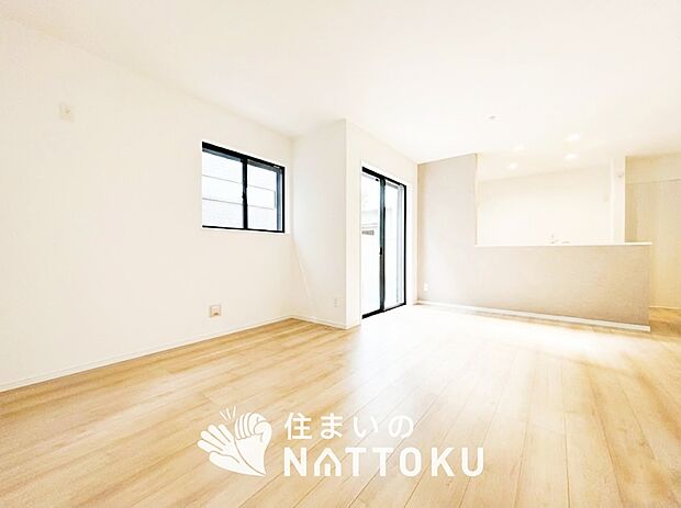 【現地写真（リビング）】フローリング材には、木目、色調など木材特有の風合いがあり、ナチュラルな美しさになっています。