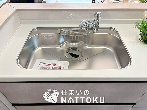 【浄水器内臓ハンドシャワー付シンク】広々とした凸型シンクに洗剤ポケットを標準装備。すっきり収納できます。
また、蛇口の先端に浄水器を内蔵しているため場所をとりません。

