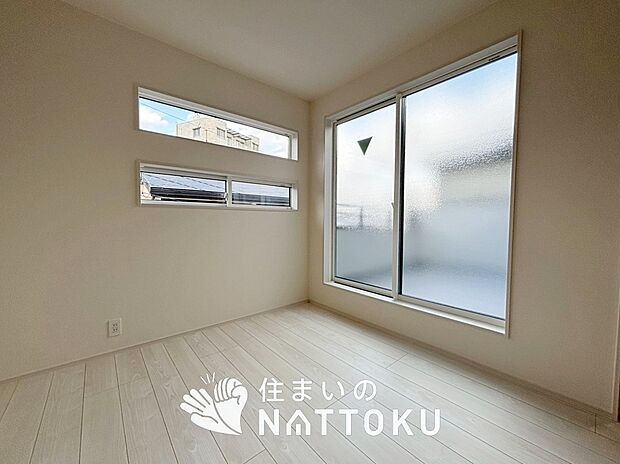 【現地写真（洋室）】木目の美しさを際立たせるシンプルデザインの建具を使用しています。