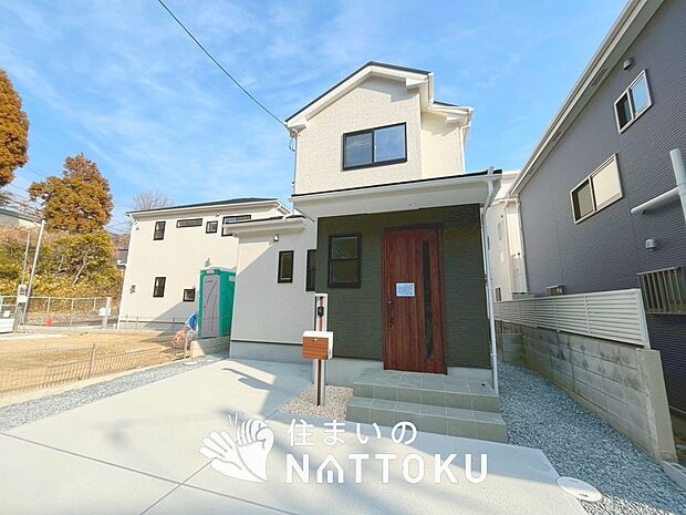 【現地写真（街並み）】がっしりとした骨組で安心、建築基準法で定められた壁量の１.３倍を確保しています。