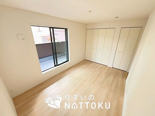 【現地写真(寝室)】木目の美しさを際立たせるシンプルデザインの建具を使用しています。