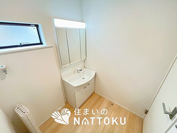 【洗面台・洗面所】鏡の両サイドは、必要なものを取出しやすく、大きな鏡面で朝の準備も快適。
使いやすいリフトアップ機能付きのシングルレバーシャワー水栓付です。