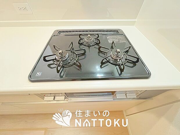 【ビルトインコンロ】フラットな構造で清掃性が高く、過熱防止センサー付3口タイプで日頃の家事も快適です。