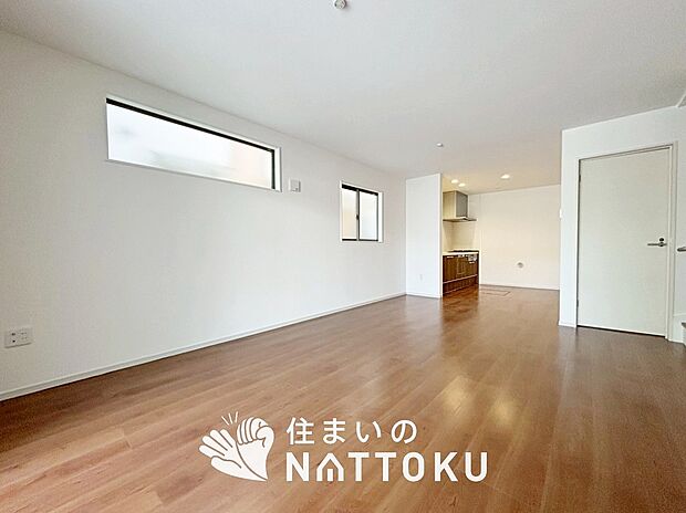 【現地写真(リビング)】フローリング材には、木目、色調など木材特有の風合いがあり、ナチュラルな美しさになっています。