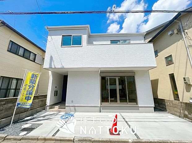 【現地写真(外観)】軽くて火災に強い屋根材を採用し、地震時の建物への負担や揺れを軽減しています。