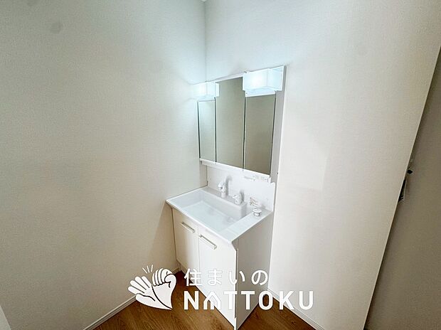 【洗面台・洗面所】鏡の両サイドは、必要なものを取出しやすく、大きな鏡面で朝の準備も快適。
使いやすいリフトアップ機能付きのシングルレバーシャワー水栓付です。