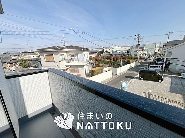 【バルコニー】奥行きが広く、洗濯物をゆったりと干せる十分な広さで、家族の洗濯も捗ります。