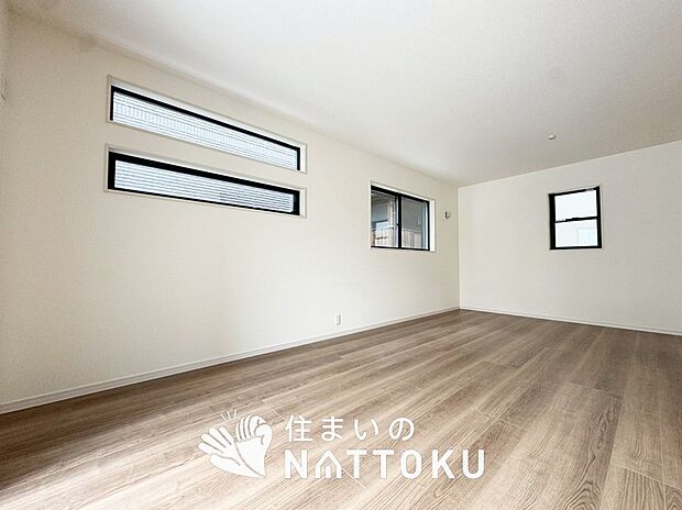 【現地写真(洋室)】木目の美しさを際立たせるシンプルデザインの建具を使用しています。