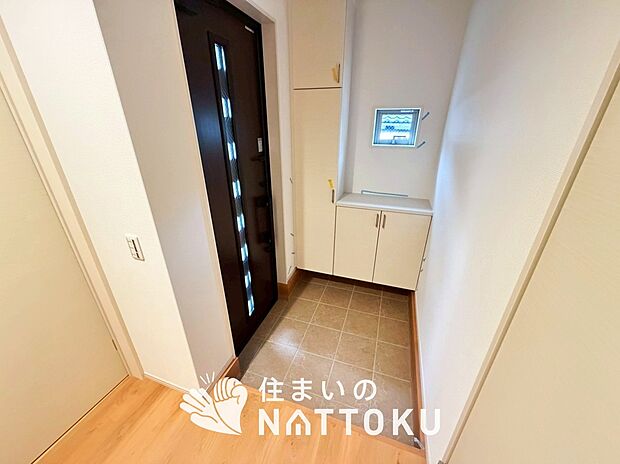 【現地写真(玄関)】木目の美しさを際立たせるシンプルデザインの建具を使用しています。