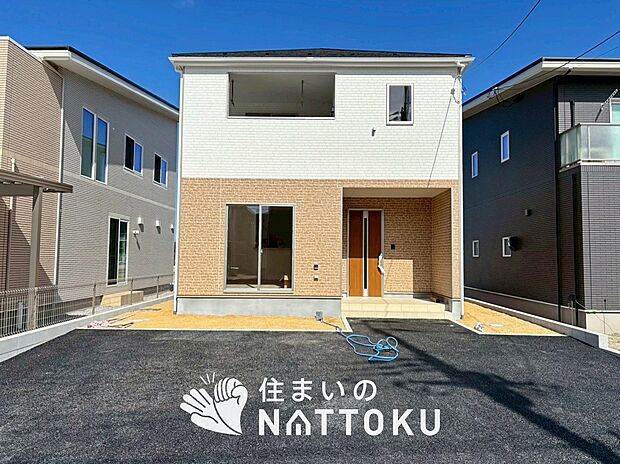 【現地写真（街並み）】雨で汚れを落とし、耐久性・耐候性に優れた外壁を使用しています。