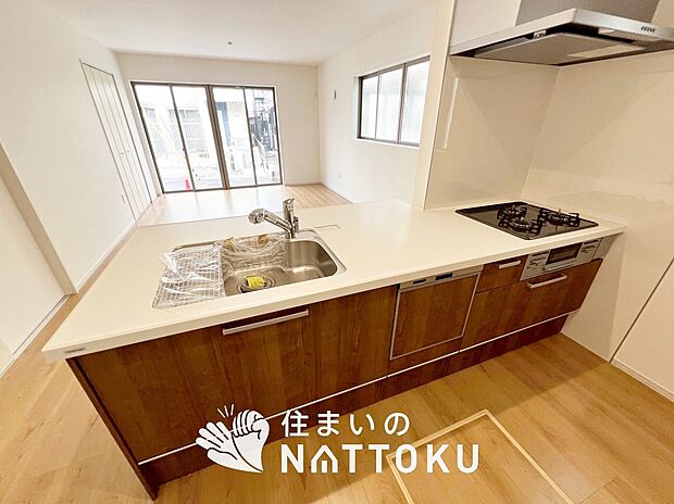 【現地写真(キッチン)】収納たっぷりのシステムキッチン、浄水器付水栓を標準装備しています。