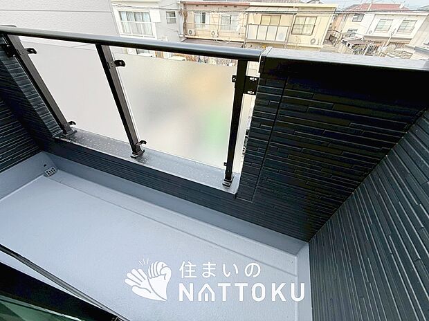 【バルコニー】奥行きが広く、洗濯物をゆったりと干せる十分な広さで、家族の洗濯も捗ります。