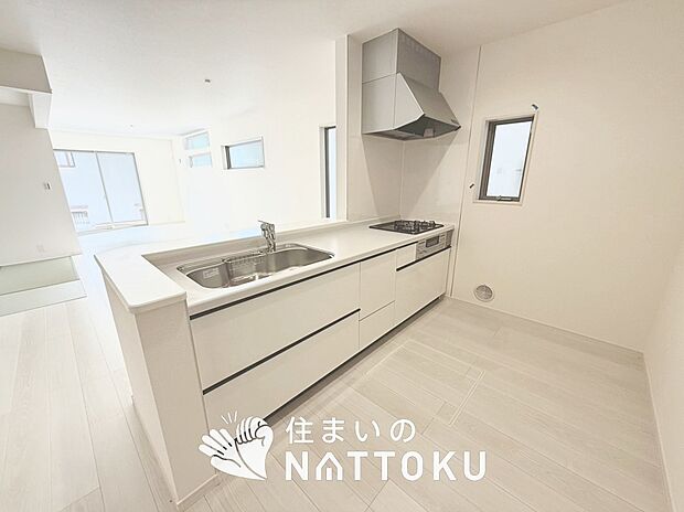 【現地写真(キッチン)】収納たっぷりのシステムキッチン、浄水器付水栓を標準装備しています。