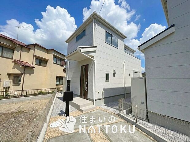 【現地写真(街並み)】雨で汚れを落とし、耐久性・耐候性に優れた外壁を使用しています。