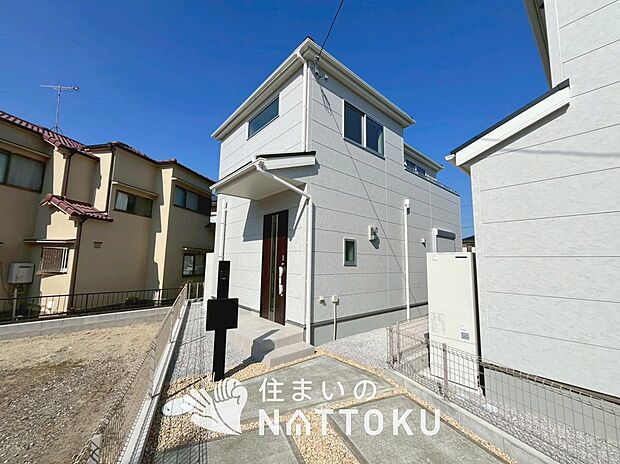 【現地写真(外観)【2号地】】軽くて火災に強い屋根材を採用し、地震時の建物への負担や揺れを軽減しています。