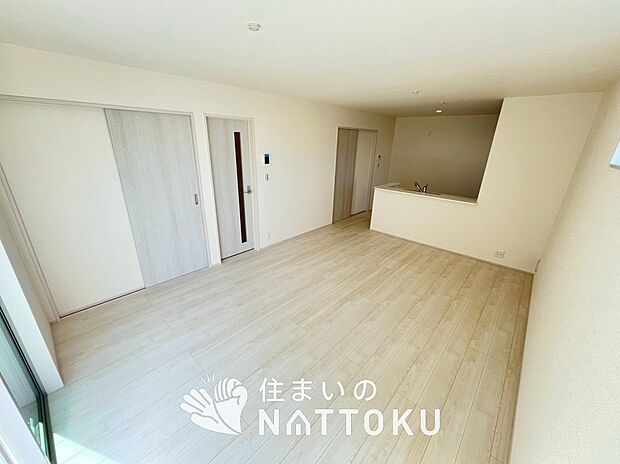 【現地写真(リビング)】フローリング材には、木目、色調など木材特有の風合いがあり、ナチュラルな美しさになっています。