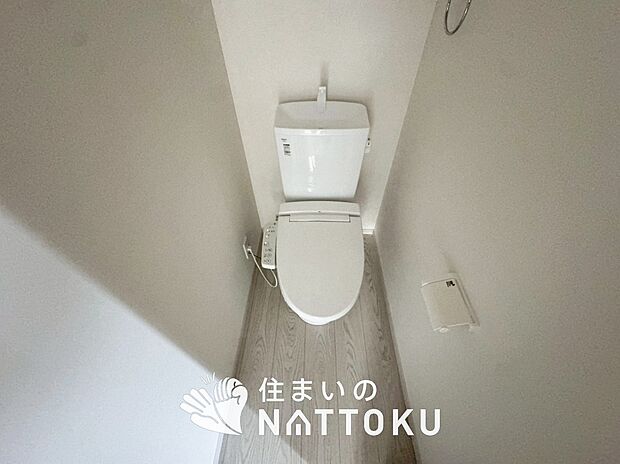 【トイレ】汚れてもサッとひと拭きでお手入れ簡単、エコ仕様の温水洗浄便座付きのトイレです。
バリアフリーにも配慮しています。