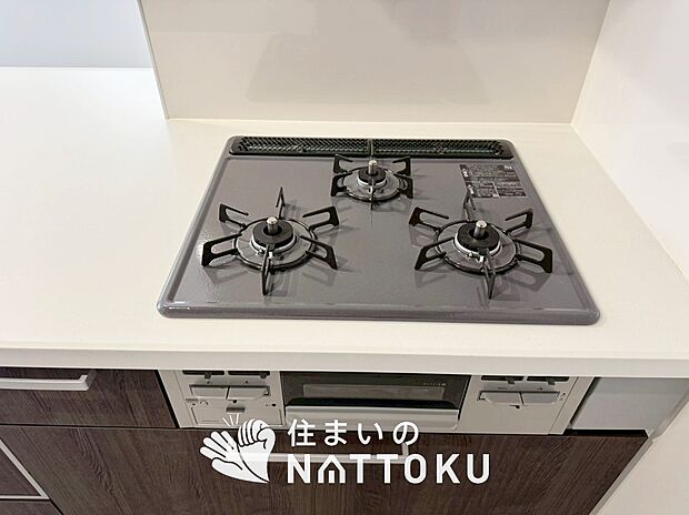 【ビルトインコンロ】フラットな構造で清掃性が高く、過熱防止センサー付3口タイプで日頃の家事も快適です。