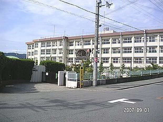 豊中市立第十一中学校(約1,500m)