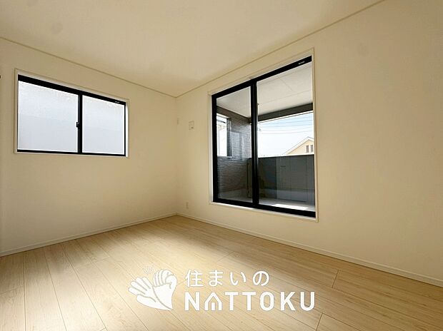 【現地写真（寝室）】木目の美しさを際立たせるシンプルデザインの建具を使用しています。