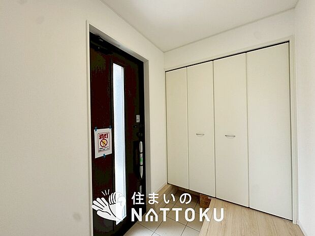 【現地写真（玄関）】玄関には、大型のシューズ収納を設置しています。