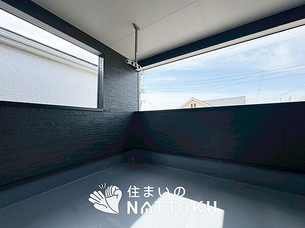 【バルコニー】奥行きが広く、洗濯物をゆったりと干せる十分な広さで、家族の洗濯も捗ります。