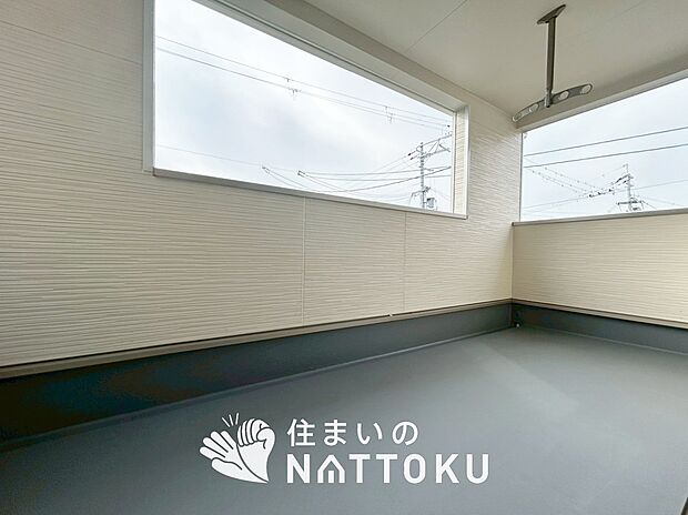 【バルコニー】広々としたプライベート空間でお子様との遊び場、家庭菜園も可能です。