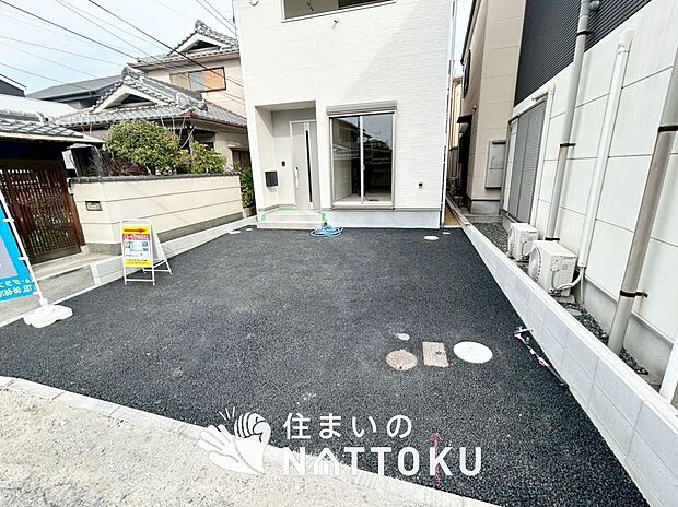 【現地写真(駐車場)】駐車スペースが広く、運転が苦手な方も安心です。