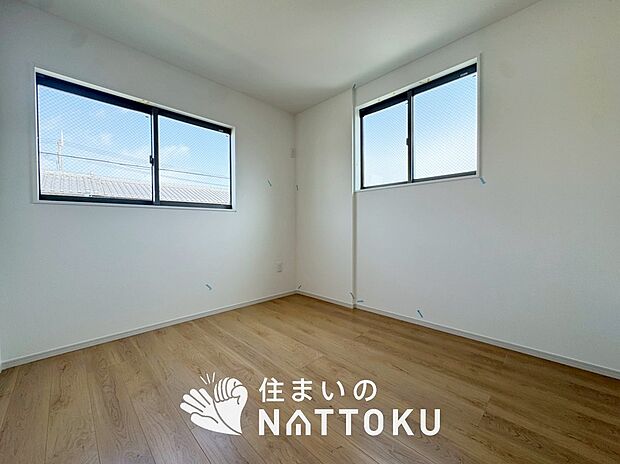 【現地写真(洋室)】木目の美しさを際立たせるシンプルデザインの建具を使用しています。