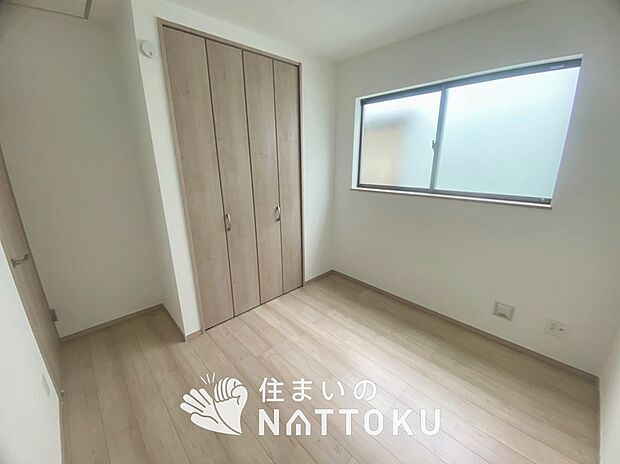 【現地写真(洋室)】木目の美しさを際立たせるシンプルデザインの建具を使用しています。