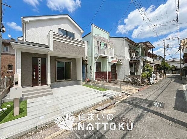 【現地写真(前道含む外観)】軽くて火災に強い屋根材を採用し、地震時の建物への負担や揺れを軽減しています。