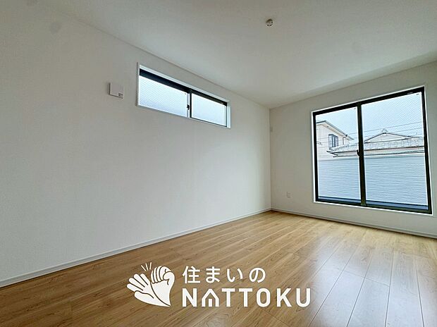 【現地写真（寝室）】木目の美しさを際立たせるシンプルデザインの建具を使用しています。