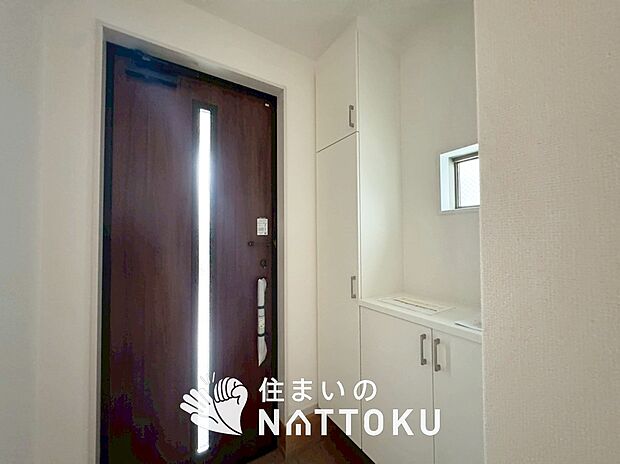 【現地写真（玄関）】玄関には、大型のシューズ収納を設置しています。