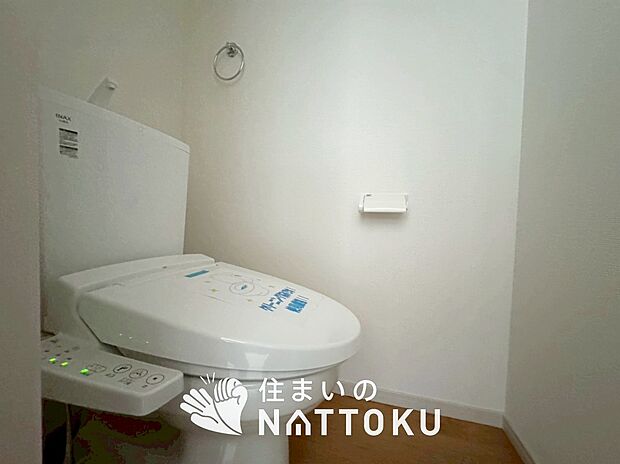 【トイレ	 】汚れてもサッとひと拭きでお手入れ簡単、エコ仕様の温水洗浄便座付きのトイレです。
バリアフリーにも配慮しています。
