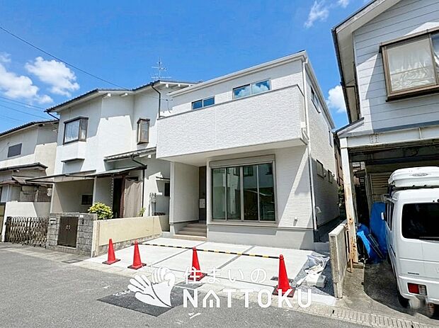 【現地写真（前道含む外観）】断熱性、気密性を高める工夫で一年中ずっと心地よく暮らせる、高気密・高断熱です。